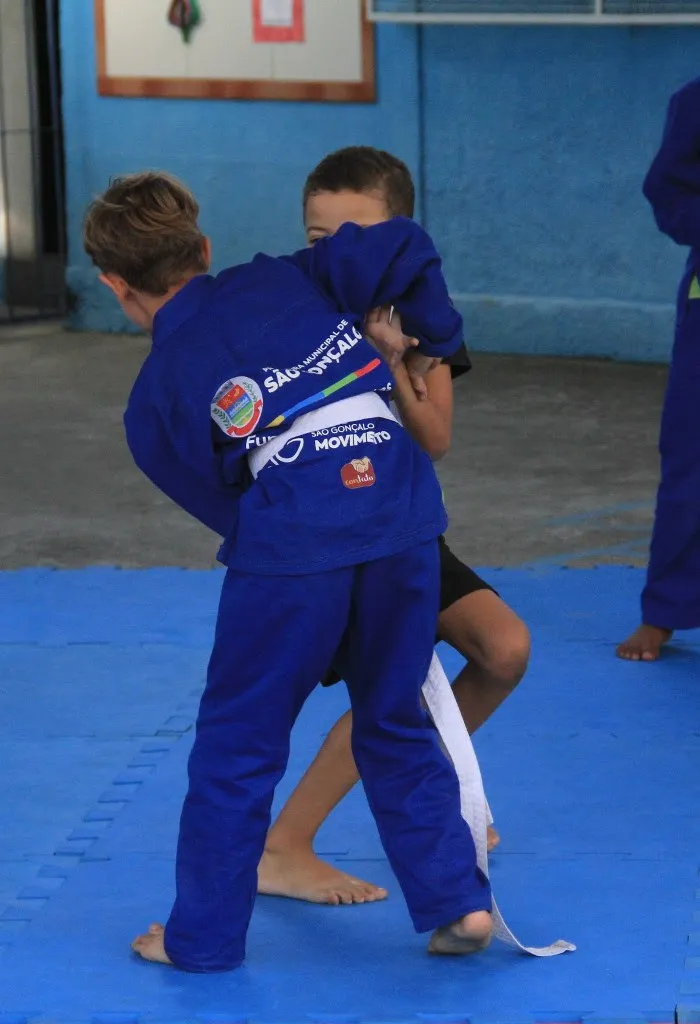 Crianças praticando a arte marcial pelo projeto São Gonçalo em Movimento.