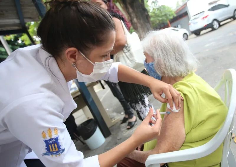 A imunização está disponível nas policlínicas do Vital Brazil, Barreto, Itaipu, São Lourenço, Piratininga e Engenhoca