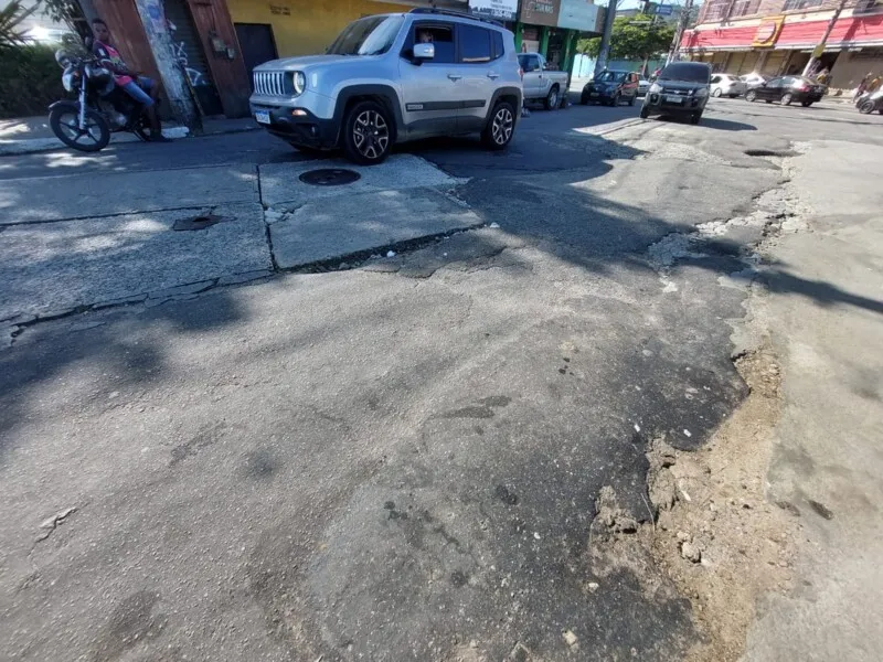 Asfalto irregular traz transtorno a moradores e comerciantes