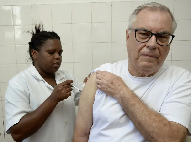 Para receber a dose da vacina contra a gripe, o idoso precisa apresentar identidade, CPF e cartão de vacinação