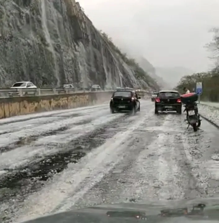 As famílias atingidas pela chuva de granizo da última terça (4), em Petrópolis, vão receber um auxílio de R$ 2 mil, em parcela única