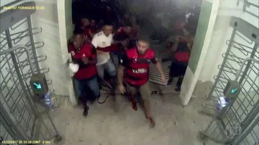 Catracas do estádio foram quebradas