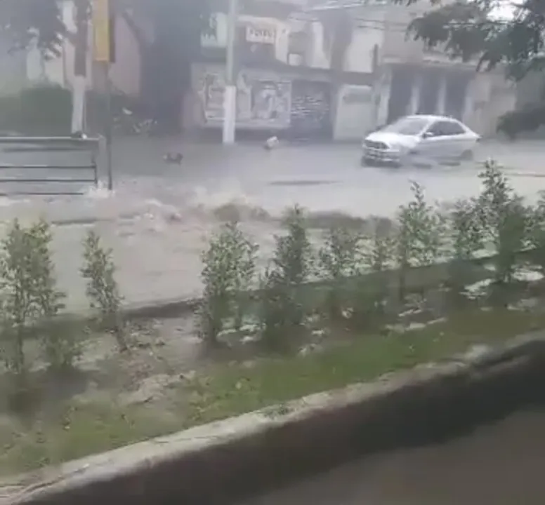 Alagamentos foram registrados por moradores das regiões. Rio na Alameda transbordou