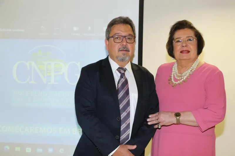 Antonio José Campos Moreira e Norma Angélica Reis Cardoso Cavalcanti participaram da reunião