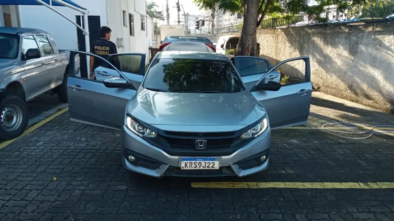 Foram apreendidas cédulas falsas, drogas e um veículo clonado