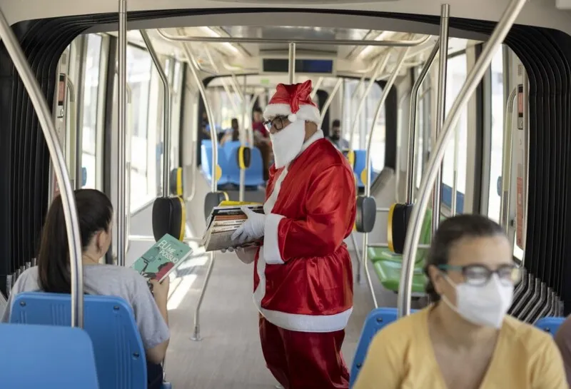 Papai Noel do VLT Carioca presenteia passageiros com livros