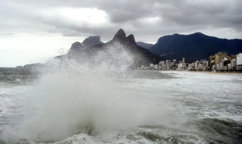 Ondas altas estão previstas para o fim de semana