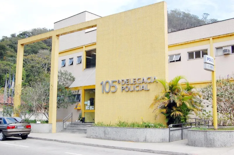 Câmeras de segurança da via registraram as agressões do criminoso