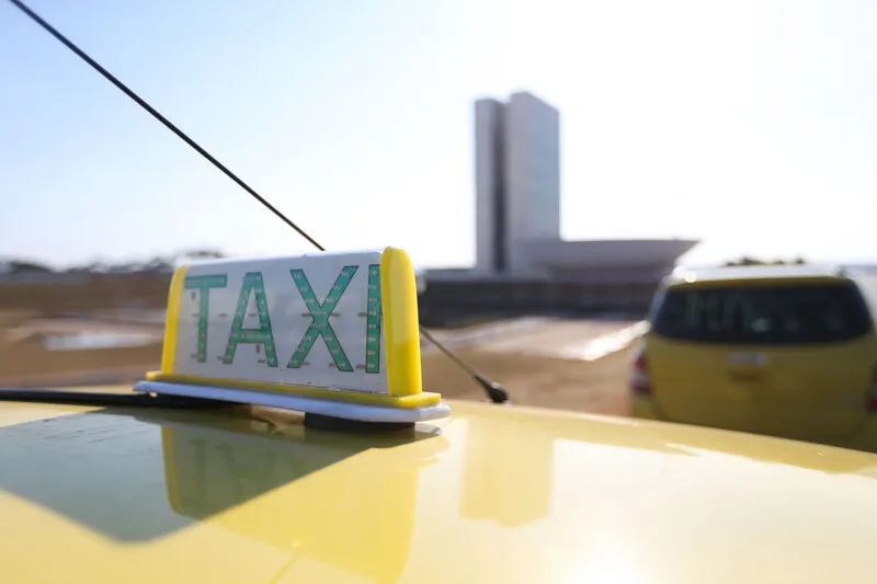 Taxistas cadastrados receberão auxílio mensal até dezembro.