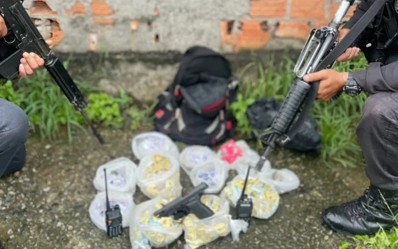 Drogas e arma foram apreendidas durante ação
