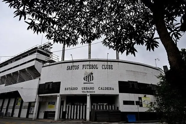 Cerimônia acontece no estádio santista a pedido do Rei