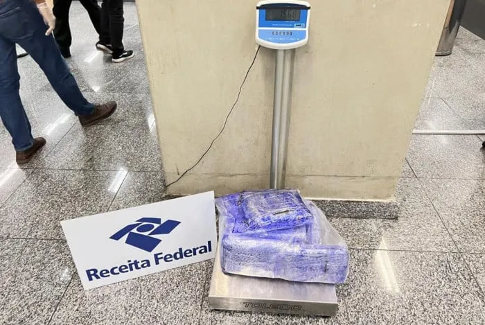Mulher foi encontrada com cerca de 15 quilos de variedade de maconha na bagagem