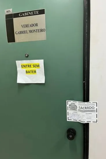 Porta precisou ser arrombada