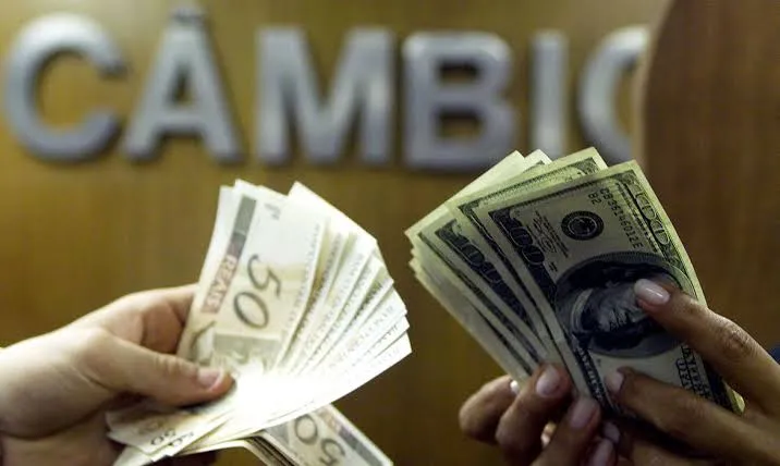 Imagem ilustrativa da imagem Dólar sobe para R$ 5,17 com incertezas sobre equipe econômica