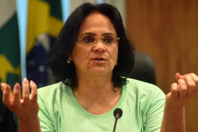 Damares Alves, ex-ministra do MMFDH, diz que ouviu as denúncias de abuso "nas ruas"