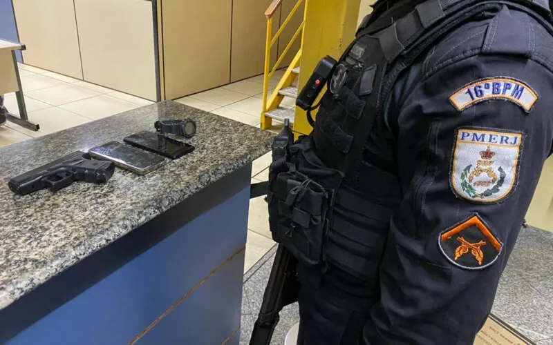 Simulacro de pistola e pertences roubados foram encontrados com dupla de suspeitos