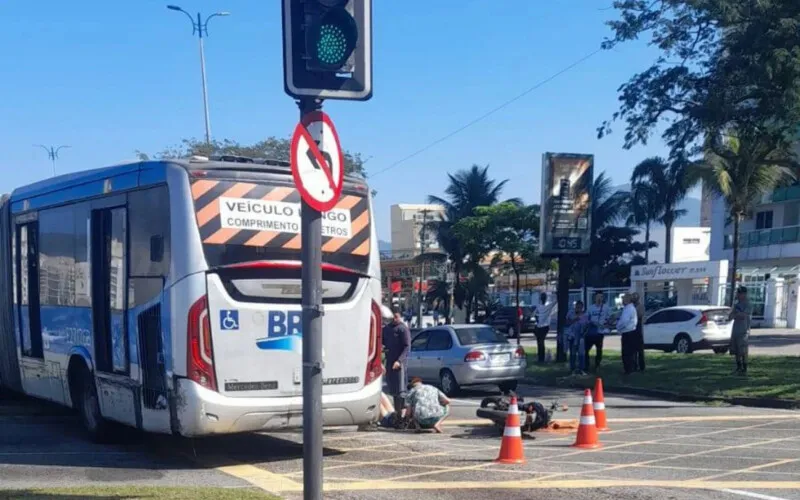 Motociclista foi socorrido; ainda não há informações sobre seu estado se saúde