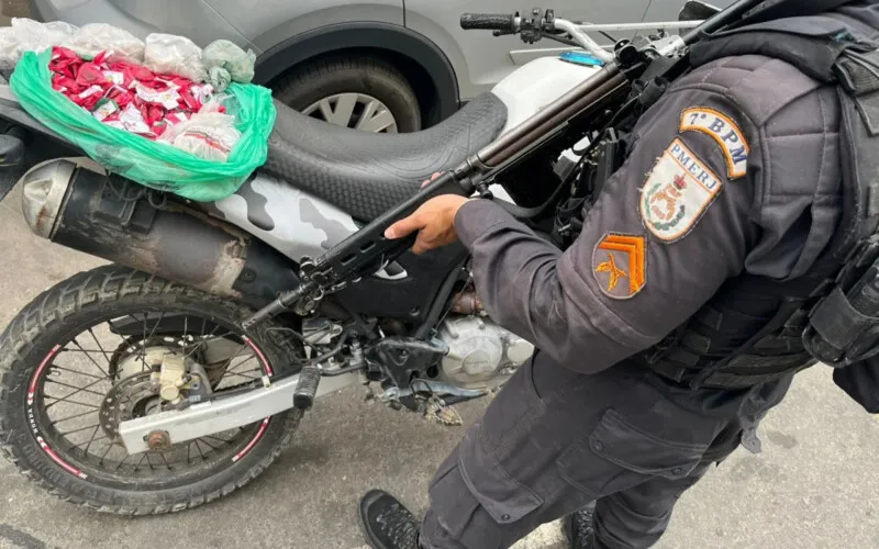Com suspeito, agentes encontraram maconha e motocicleta roubada