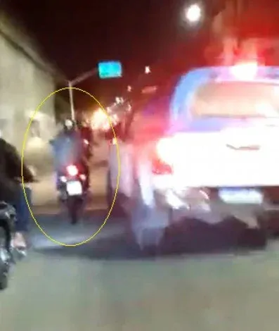 Vídeo mostra viatura seguindo sem prestar socorro