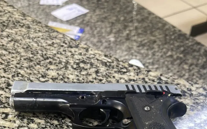 Pistola falsa foi apreendida por agentes do 9° BPM (Rocha Miranda)
