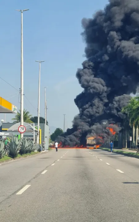 Informações sobre feridos e causa do incêndio não foram divulgadas