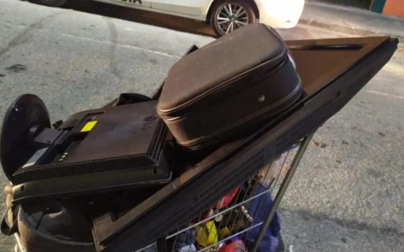 Dupla foi presa em flagrante enquanto empurravam carrinho com objetos furtados