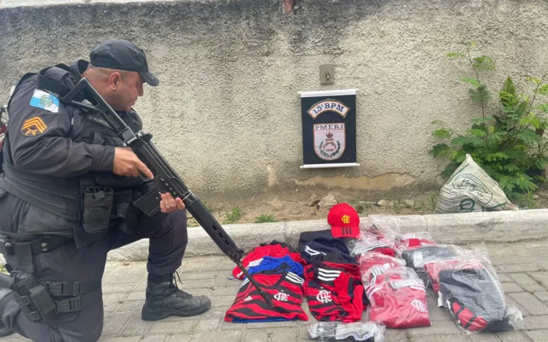 Entre os produtos recuperados estão bonés, camisetas e bermudas; carga total era avaliada em 1,6 milhões de reais