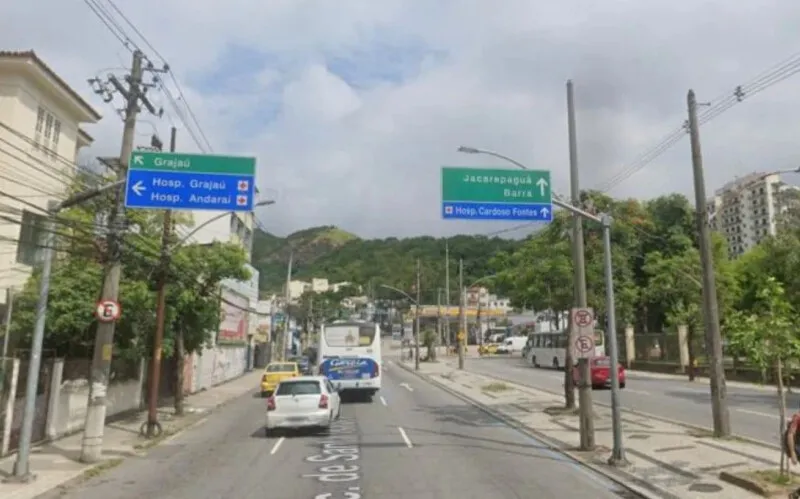Acidente interrompeu trânsito em uma das faixas no sentido Jacarepaguá no início da manhã