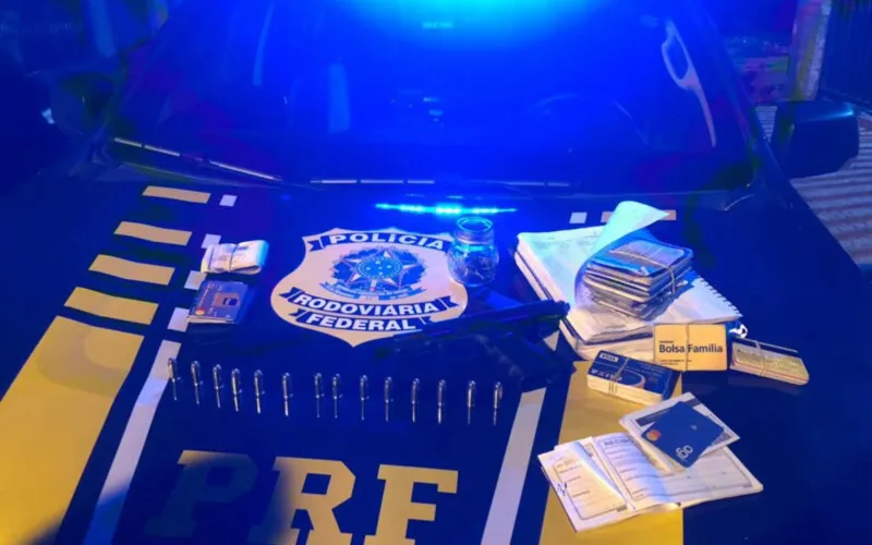Arma, cartões e documentos de identidade foram encontrados em veículo roubado onde o foragido foi encontrado