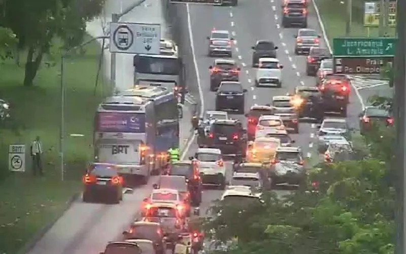 Bombeiros, PM e funcionários do BRT foram acionados; trânsito na pista exclusiva do coletivo precisou ser desviado