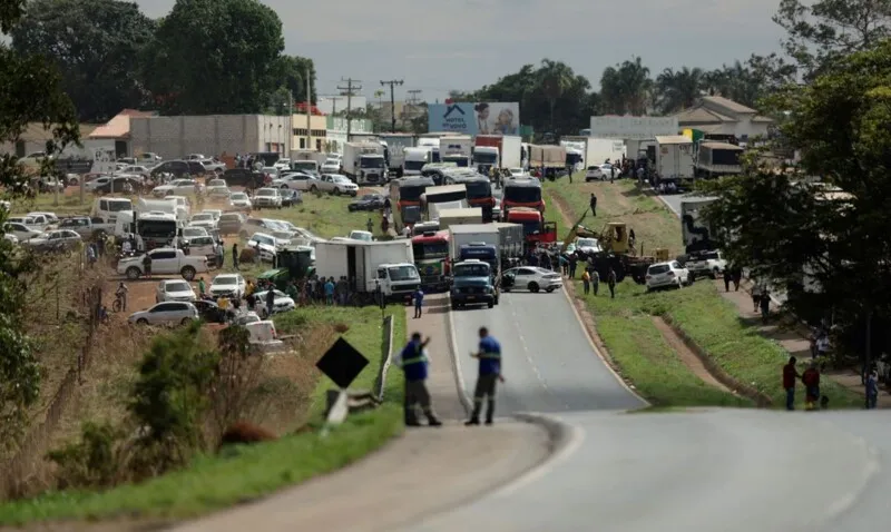 Caminhoneiros fizeram bloqueios em vários estados nesta segunda