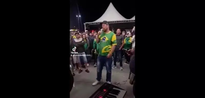 "Nós não temos mais presidente. (...) Queremos o Exército para vir botar a ordem em nosso país", afirma o homem no vídeo