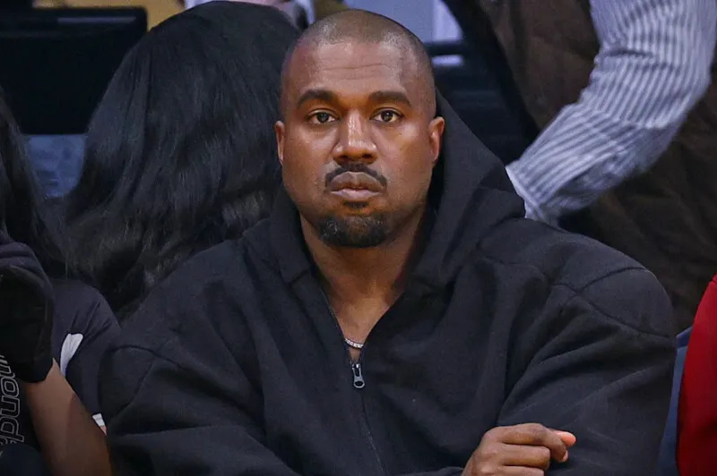 Kanye West, em entrevista no Drink Champs, afirma que George Floyd morreu devido à droga Fentanil e não porque ajoelharam em seu pescoço.