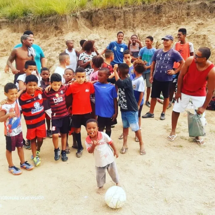 Escolinha de futebol organiza ações sociais com crianças da região desde 2021