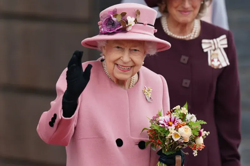 Rainha faleceu no palácio de Balmoral, na Escócia; príncipe Charles irá assumir a coroa