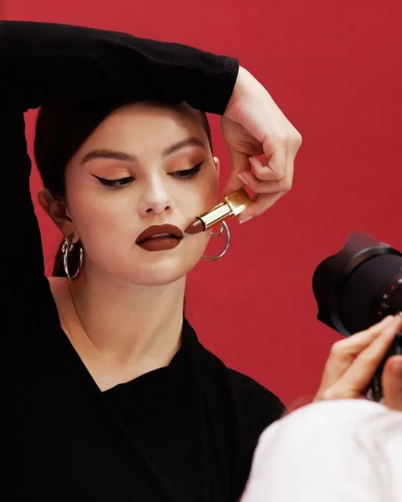 Fundo da Rare Beauty, marca de beleza da Selena Gomez, doa para Movimento de Mulheres em São Gonçalo.