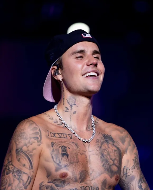 Justin Bieber é a principal estrela deste domingo (4).