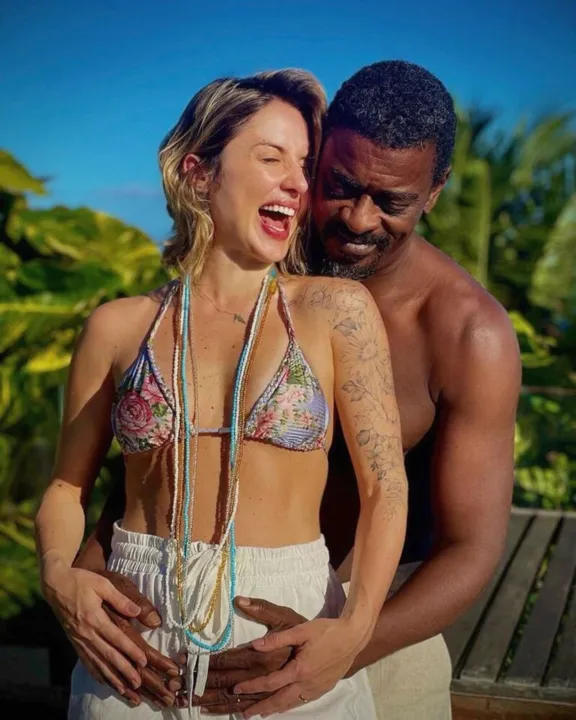 Seu Jorge e namorada vão ter primeiro filho ou filha do relacionamento.