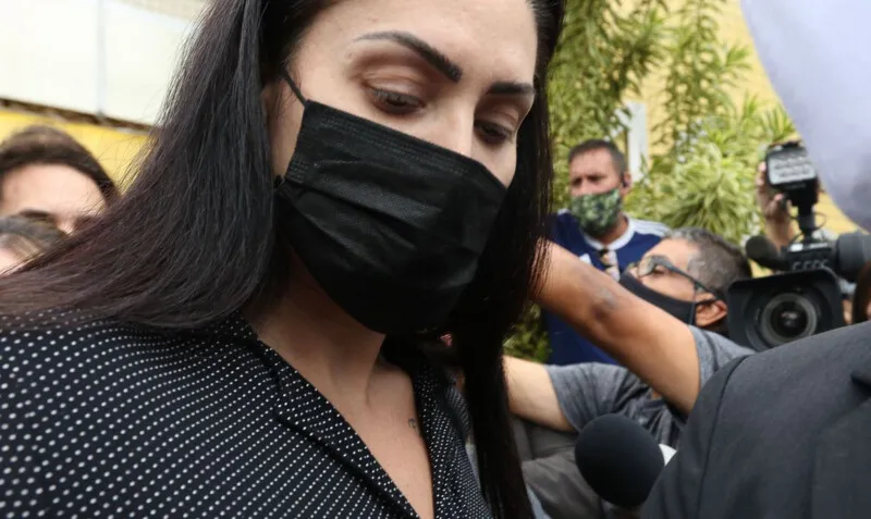 Por medida de segurança, Monique ficará acautelada agora em batalhão prisional até que sejam apuradas as citadas ameaças
