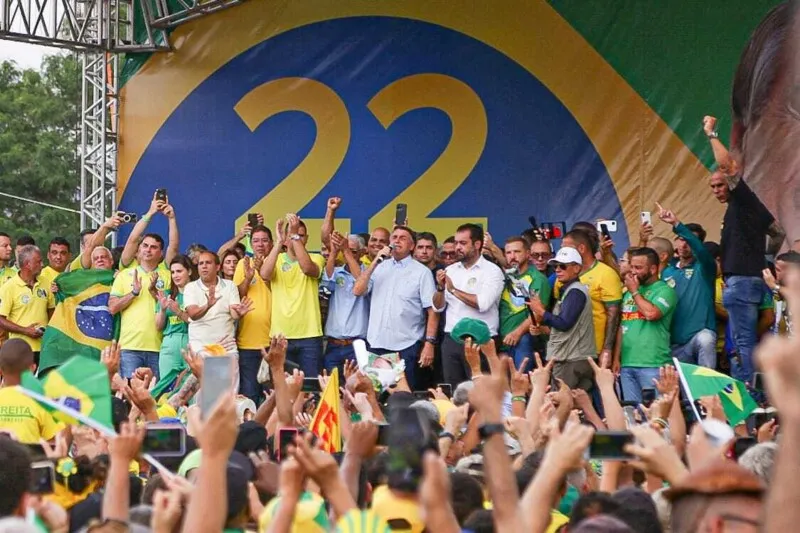Junto de outros líderes políticos, Bolsonaro compareceu hoje (18) à ato de campanha em São Gonçalo