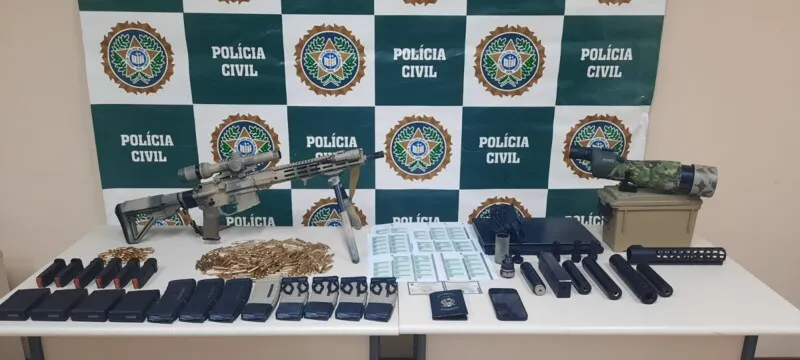 No local, foram encontrados um fuzil, 18 carregadores e 233 cartuchos, de diversos calibres