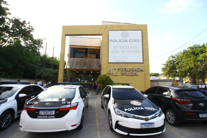 O casal foi preso em flagrante por agentes da 42ª DP