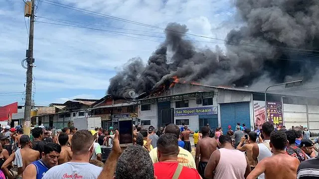 Bombeiros de sete unidades foram acionados para conter fogo, que pode ter começado após um curto-circuito