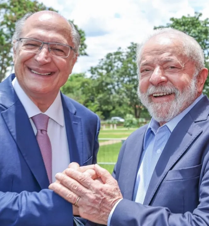Lula e Alckmin são empossados