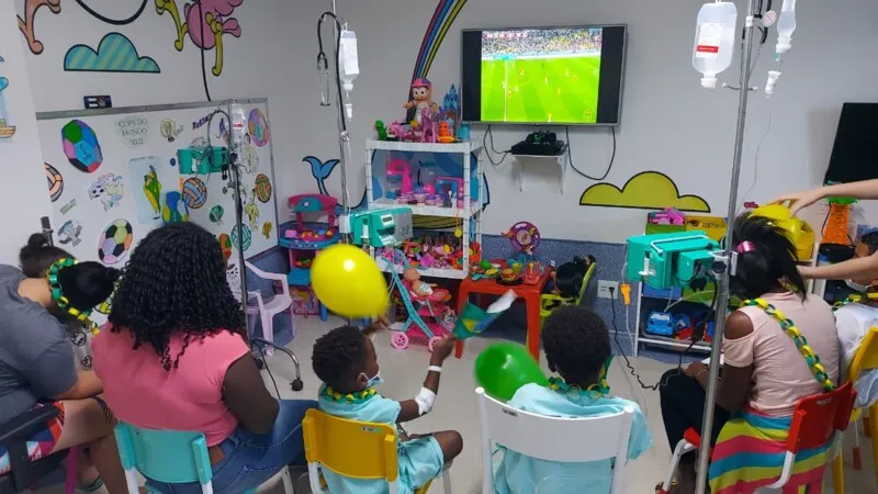 Crianças ganharam bolas, colares e bandeiras