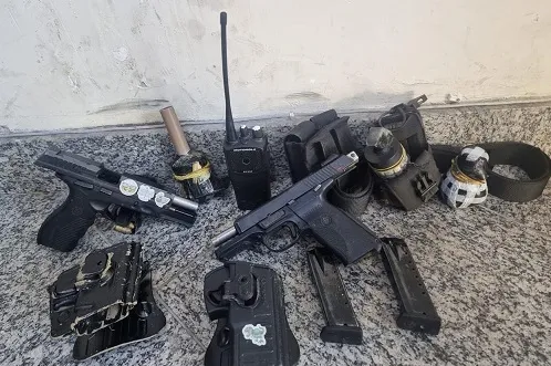 Armas e veículos roubados na Ilha do Governador foram apreendidos