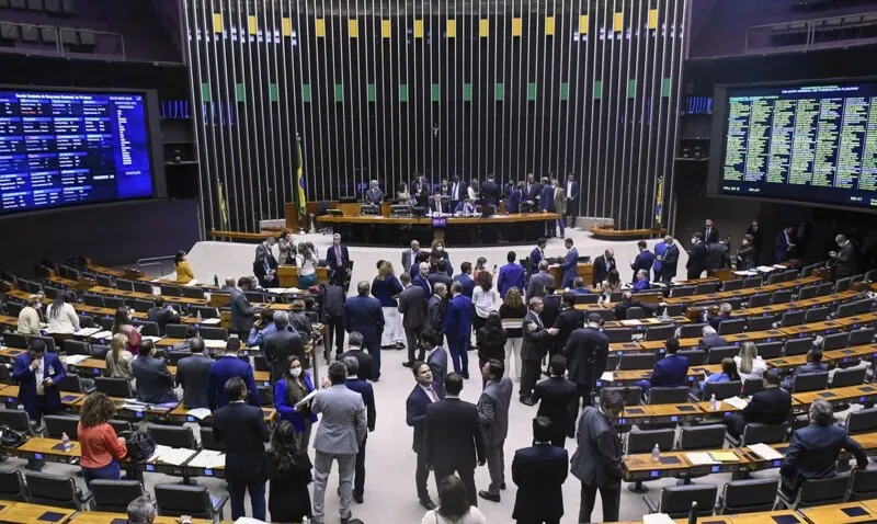 Matéria segue para o Senado e precisa ser aprovada até o dia 17 para não perder a validade