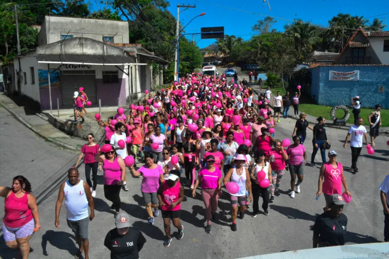 Os participantes, muitos com roupas na cor rosa e balões no mesmo tom nas mãos, caminharam da Arena São José 
 até a Orla das Amendoeiras