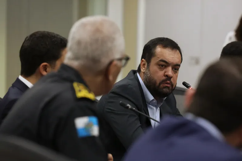 Claudio Castro em reunião no CICC