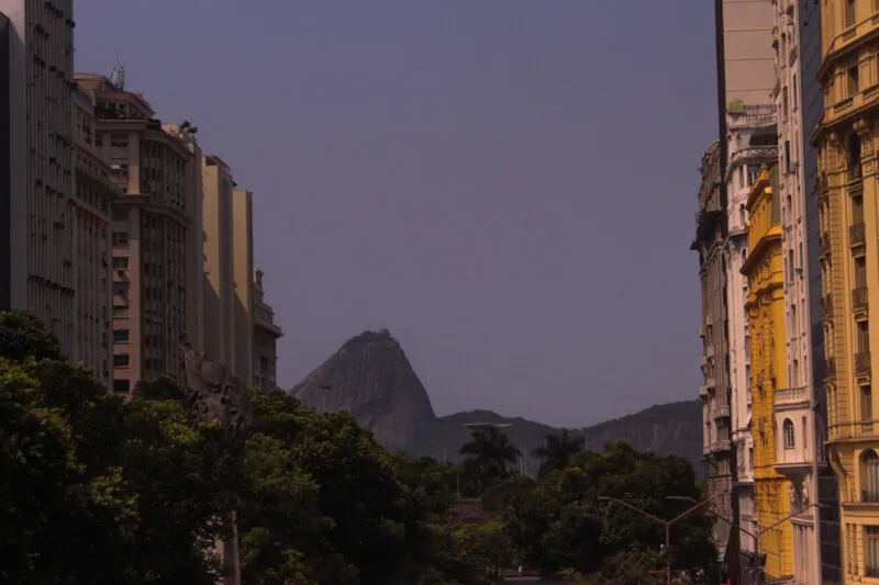 O Rio de Janeiro foi atingido por muita chuva e o céu claro com sol, que o carioca adora, passou longe